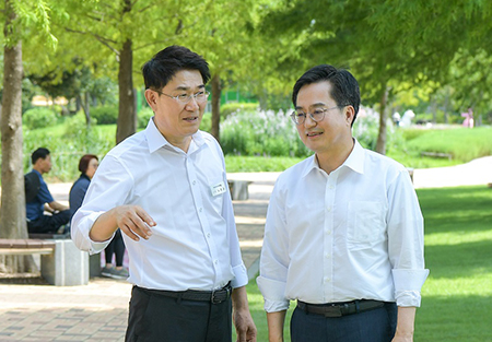 노관규 시장왼쪽이 김동연 지사에게 정원박람회 이모저모를 이야기하고 있다 조직위 제공