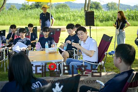 노관규 순천시장이 지역 청소년과 안풍습지에서 이야기를 나누고 있다 축전추진위 제공