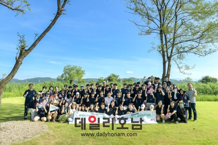 노관규 순천시장과 지역 청소년 70여 명이 세계유산축전의 포문을 여는 순천만 어싱길 행사를 진행했다 축전추진위 제공