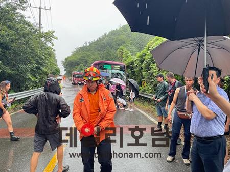 사고 직후 부상자를 병원으로 이송하고 있다