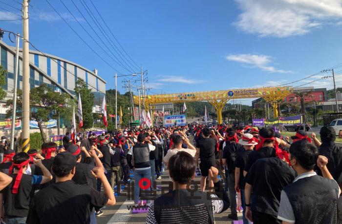 롯데케미칼 첨단소재 하청노동자들은 자회사 전환 중단과 직접고용을 요구하며 투쟁에 나섰다 정의당 전남도당 제공