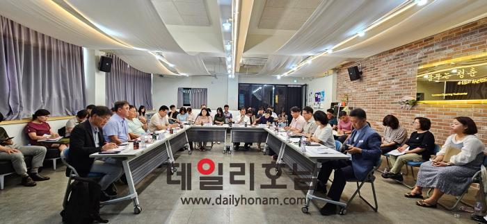 지난 16일 생태경제 전문가를 초청한 워크숍에서 순천시청 미래산업국 직원들과 열띤 토론을 가졌다 순천시 제공