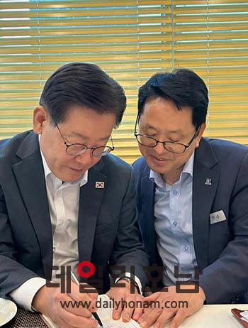 이재명 대표와 김문수 특보가 민주당 정책에 대해 논의하고 있다 김문수 특보 제공