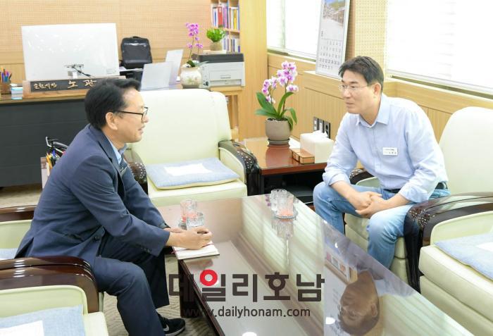 노관규 순천시장과 김문수 특보가 만나 순천 미래 발전을 위해 서로 대화를 나누고 있다 김문수 특보 페이스북 캡쳐