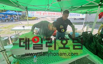 남순천라이온스클럽 회원이 짜장면 면발을 뽑고 있다 서한초 기자