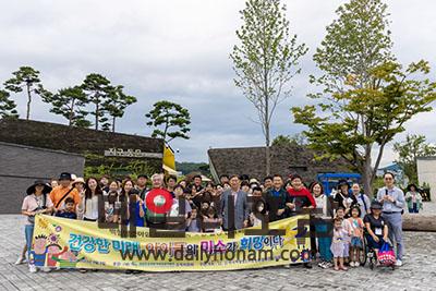 지난 2일 광주전남에 거주하는 백혈병소아암 환아 52명과 가족 100여명이 순천 정원박람회에서 즐거운 한때를 보냈다 조직위 제공