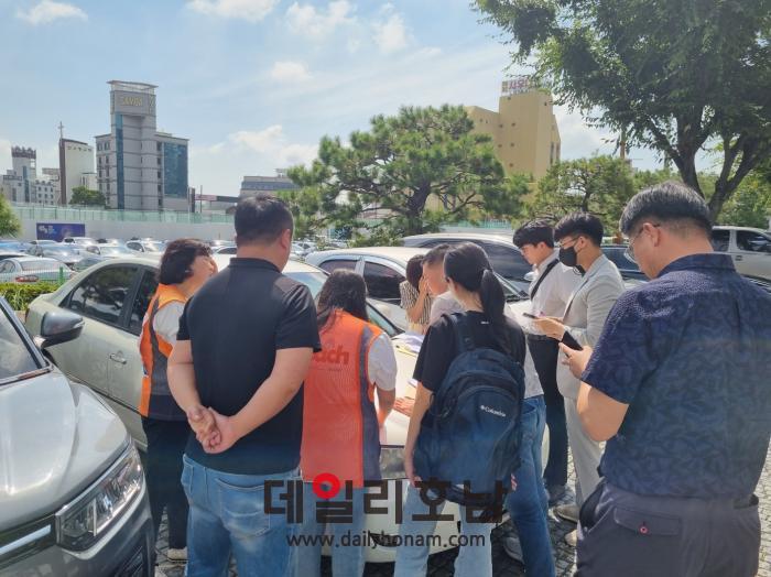 순천경찰이 압수수색 집행을 위해 차량 보닛 위에서 영장을 집행하고 있다 경찰은 영장에 피의자 차량도 장소로 명시해 위법사항은 아닌 것으로 확인됐다 서한초 기자
