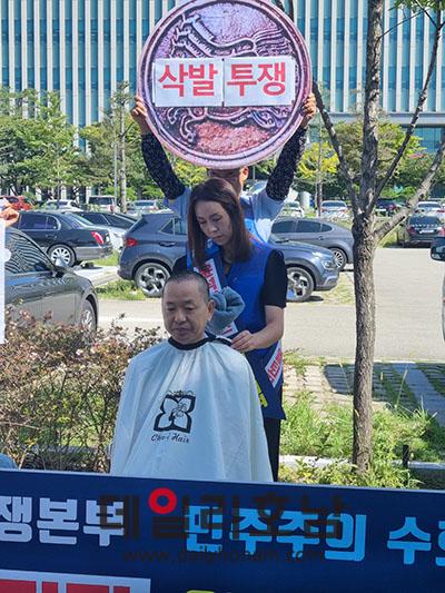 김문수 특보가 취재진과 지지자들 앞에서 삭발하고 있다 서한초 기자
