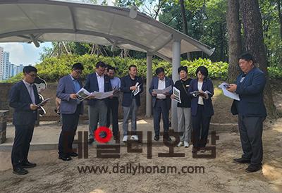 순천시의회 도시건설위원회가 14일 오후 조례호수공원 어싱길을 방문해 이강진 공원녹지과장으로부터 설명을 듣고 있다 순천시의회 제공