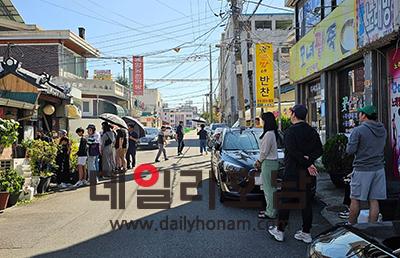 1일 오후 2시 순천시청 부근 떡갈비전문점 회관 앞에서 순서를 기다리며 손님들이 줄을 서고 있는 모습 순천시 제공