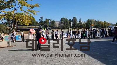 1일 오전 정원박람회 동문 앞에서 티켓팅을 하기 위해 관람객들이 도열해 있다 서한초 기자