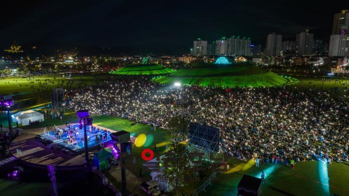 1일 밤 박람회 조직위가 준비한 공연을 보기 위해 오천그린광장에 수많은 인파가 몰렸다 조직위 제공