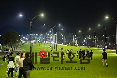해가 넘어가도 자유롭게 그린 아일랜드를 거니는 순천시민과 관람객들 조직위 제공