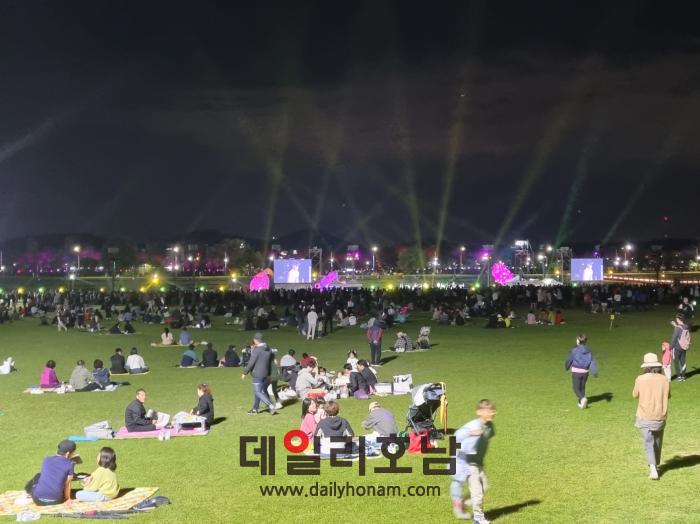 황금연휴 마지막 날인 3일 저녁 오천그린광장에서 대한민국 어린왕자 가수 이승환이 휘날레를 장식하고 있다 서한초 기자