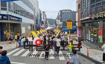 연자로에는 폴리마켓이 펼쳐졌다 아이들과 함께 나온 젊은 엄마들이 체험부스에서 물건 만들기에 참여하는 게 눈에 띄었다 서한초 기자