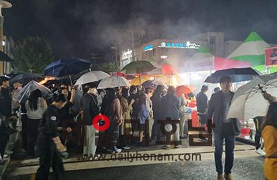 남문터 광장 앞에 펼쳐진 먹거리부스에 음식을 사기 위한 대기줄이 길게 늘어서 있다 서한초 기자