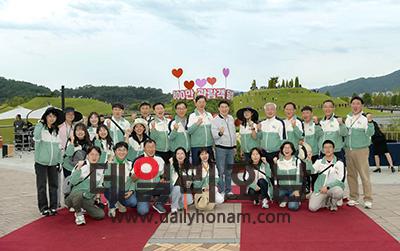 순천만국제정원박람회가 목포 관람객 800만을 돌파하며 노관규 순천시장이 조직위 직원들과 기념사진을 찍고 있다 조직위 제공