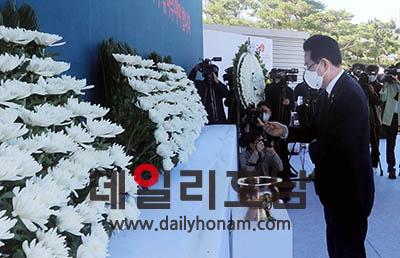 지난해 여수순천 1019사건 제74주기 합동추념식에서 김영록 전남도지사가 헌화하고 있다 전남도 제공
