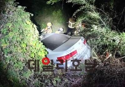 지난 15일 오후 7시경 여수시 율촌면 조화리 인근 산길을 가던 80대 운전자가 3m 비탈길 아래로 추락하는 사고가 발생했다 사진은 여수소방서 119구조대가 탑승자들을 구조하고 있다 여수소방서 제공