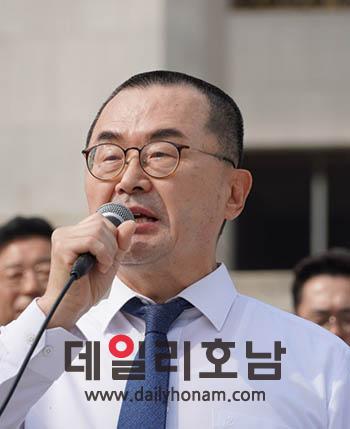 전남지역 의대 신설을 촉구하며 삭발을 감행한 소병철 의원이 윤석열 정부를 향해 항의 발언을 하고 있다 소병철 의원실 제공