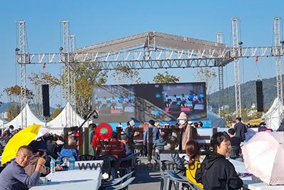 오천그린광장 주차장에서는 시민 한마당 축제가 한창이다 각 읍면동에서 다양한 음식을 준비해 사람들로 북새통을 이뤘다 서한초 기자