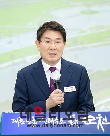 지난 2일 열린 정원박람회 성과와 향후 계획 차세대 공공자원화 시설에 대한 언론인 브리핑에서 노관규 순천시장이 인사말을 하고 있다 순천시 제공