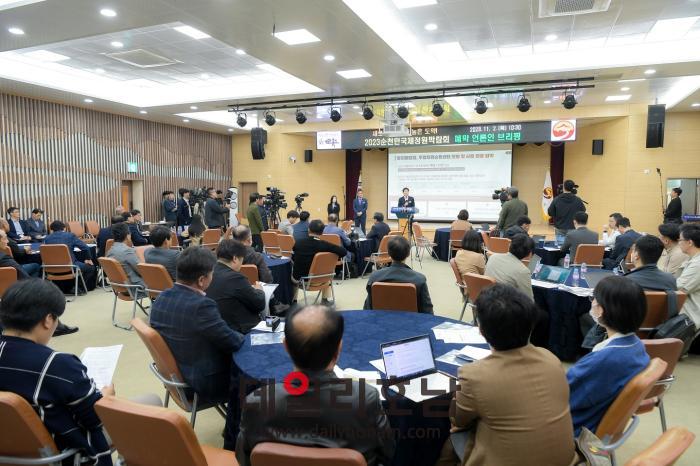 언론인 브리핑에서 기자들의 질문의 답변하는 노관규 순천시장 순천시 제공