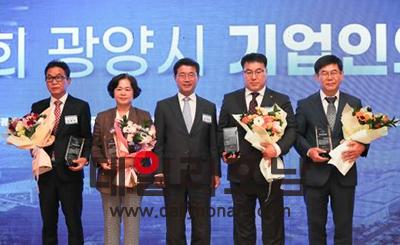 이날 기념행사에서 최고경영인상을 비롯해 수상자들과 정인화 시장가운데이 기념촬영을 하고 있다 광양시 제공