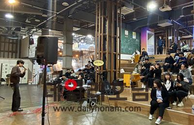 지난 27일 청춘창고에서는 순천대학교 음악 동아리 9개팀이 참여해 버스킹공연을 진행했다 순천시 제공