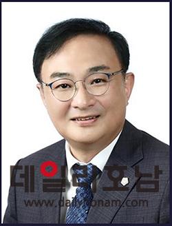 더불어민주당 산하 참좋은지방정부위원회가 주관한 경진대회에서 우수조례 제정을 높이 평가받아 최우수상을 수상한 조옥현 전남도의원 데일리호남 DB