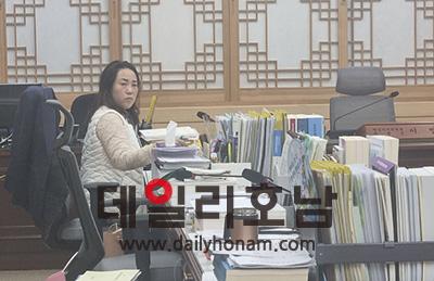 같은 시각 순천시의회 행정자치위원회에 최현아 의원이 행정사무감사 준비를 위해 공부 중이다 서한초 기자