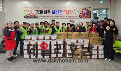 순천시 저전동 마중물보장협의체 주민자치회 통장협의회 등 회원 30여 명이 참여해 김장김치를 담궈 관내 소외계층에 전달했다 이날 행사에는 순천시농산물도매시장 중도매인협회가 함께 더욱 빛이 났다 순천시 저전동 제공