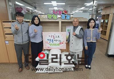 순천시 장천동 대승사 주지 보리스님우측에서 두 번째이 지난달 29일 장천동행정복지센터를 찾아 백미를 전달 하고 있다 순천시 장천동 제공