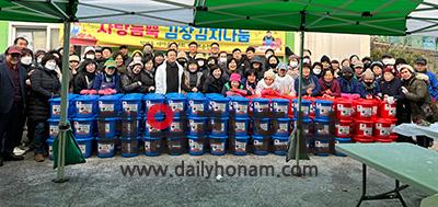 통 큰 순천시 덕연동 새마을부녀회와 무지개봉사단 회원들이 150통의 김장김치 담그기를 마무리하고 기념촬영을 하고 있다 순천시 덕연동 제공