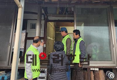 황규경 회장과 최미선 면장이 집수리에 앞서 서로 논의하고 있다 순천시 제공