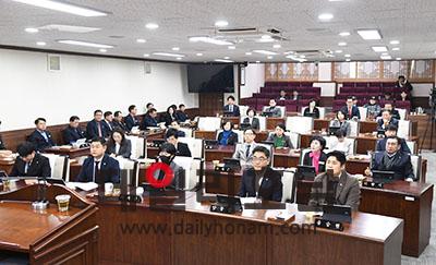 전남 순천시의회가 지난 20일 2024년도 예산 최종 1조 4237억여 원을 확정하면서 27일간의 일정으로 진행된 제273회 제2차 정례회 제3차 본회의를 마무리했다 순천시의회 제공