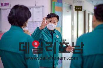 정기명 여수시장이 새해 첫날 화재 취약지를 찾아 점검하고 있다 여수시 제공