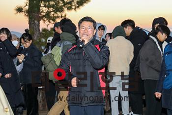 정인화 광양시장이 서산 정상에 올라 광양시민에게 올해 계획들을 말하고 있다 광양시 제공