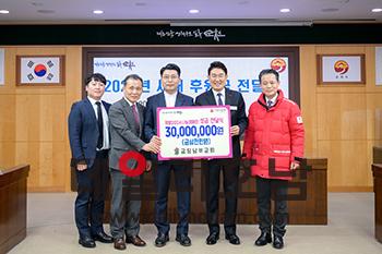 순천금당남부교회 고창주 위임목사왼쪽에서 세 번째와 이성기 장로왼쪽에서 두 번째가 노관규 순천시장오른쪽에서 두 번째과 함께 기념촬영을 하고 있다 순천시 제공