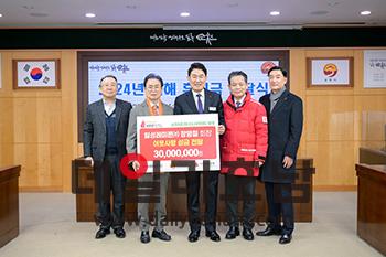 일성레미콘주 장영철 회장왼쪽에서 두 번째과 노관규 순천시장가운데이 함께 기념촬영을 하고 있다 순천시 제공