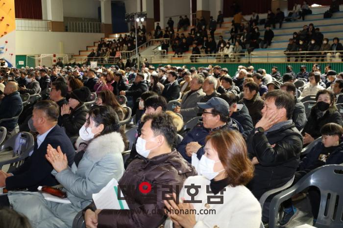 이날 이성수 예비후보 새롭게 봄 출판기념 북콘서트에는 역전시장에서 봉사활동으로 인연이 깊은 상인 노동자 농민 청년 학생 등 1500여명이 참석해 북새통을 이뤘다 이성수 예비후보 제공