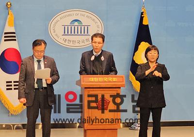 신성식 예비후보가운데가 24일 국회 소통관에서 법무연수원 동기인 한동훈 비대위원장에게 조언하는 기자회견을 갖고 있다 신성식 선거사무소 제공