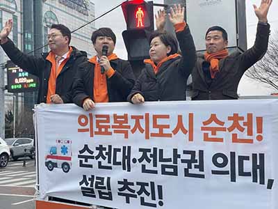 개혁신당 지도부가 1일 오전 7시경 순천시 조례사거리 앞에서 길거리 정책홍보를 진행했다 왼쪽부터 천하람 최고위원 이준석 대표 양향자 원내대표 곽진오 전남도당위원장 순이다 서한초 기자