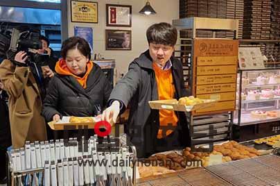 기자회견을 마친 이준석 대표오른쪽와 양향자 원내대표가 빵과 과자를 구매하고 있다 서한초 기자