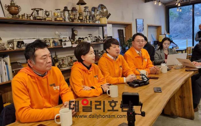 이날 기자회견에서 언론인들의 질문에 개혁신당 이준석 대표가 답하고 있다 서한초 기자