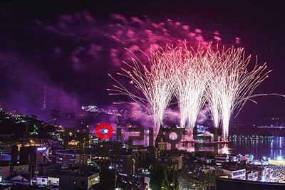 전남 여수시가 야간경관에 소리를 입히는 리듬 오브 더 나이트 여수를 선포하고 국제적인 야간관광 힐링도시로 거듭난다는 계획이다 사진은 돌산대교에서 바라본 여수불꽃축제 모습 여수시 제공
