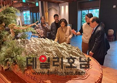 박병선오른쪽 관장이 순천세계수석박물관 1층 전시실에 있는 금강산 일만이천봉을 설명하고 있다 순천세계수석박물관 제공