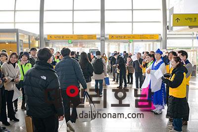 지난 8일 고향 순천을 찾은 귀성객들이 순천역을 빠져나가고 있다 순천시 제공