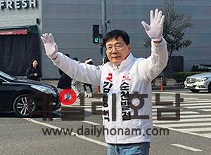 국민의힘 김형석 예비후보가 10일 순천 조례사거리에서 순천시민에게 인사를 하고 있다 김형석 예비후보 제공