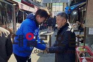 서갑원 예비후보가 설 명절 전통시장을 찾아 순천시민과 이야기를 나누고 있다 서갑원 선거사무소 제공